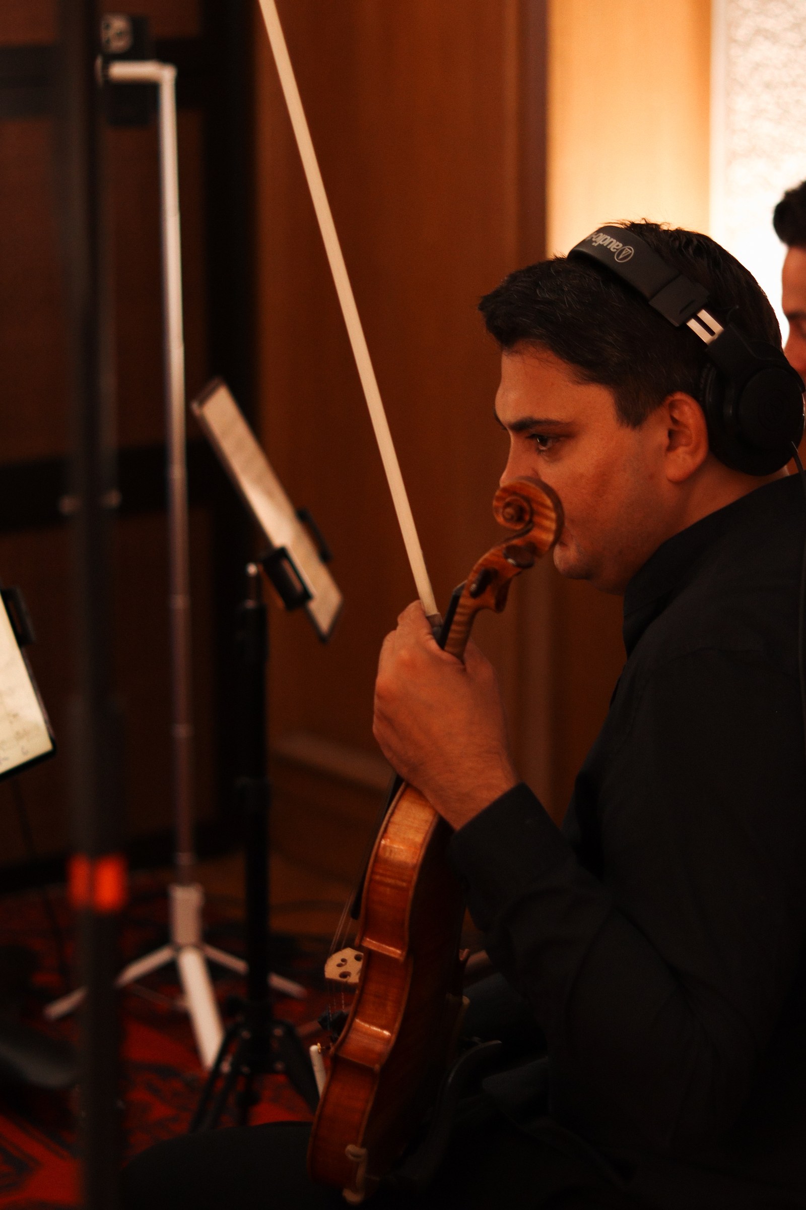 Benjamin Prasad Pant bei einer Aufnahme mit Violine und Kopfhörern